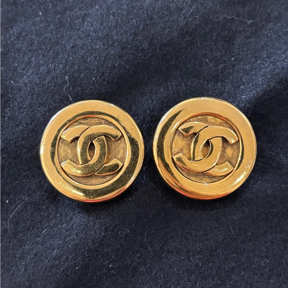 CHANEL luxurious earrings