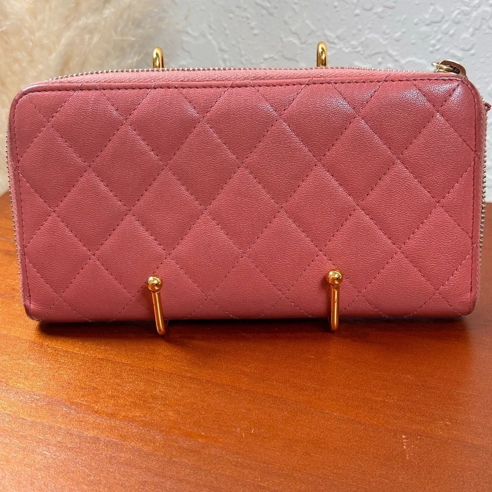 CHANEL authentic 19