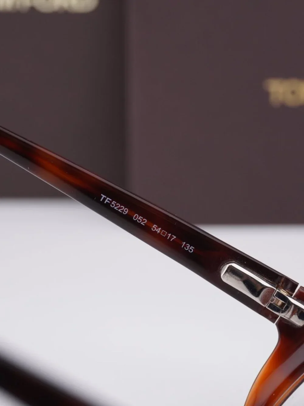 Tom Ford model ft5229