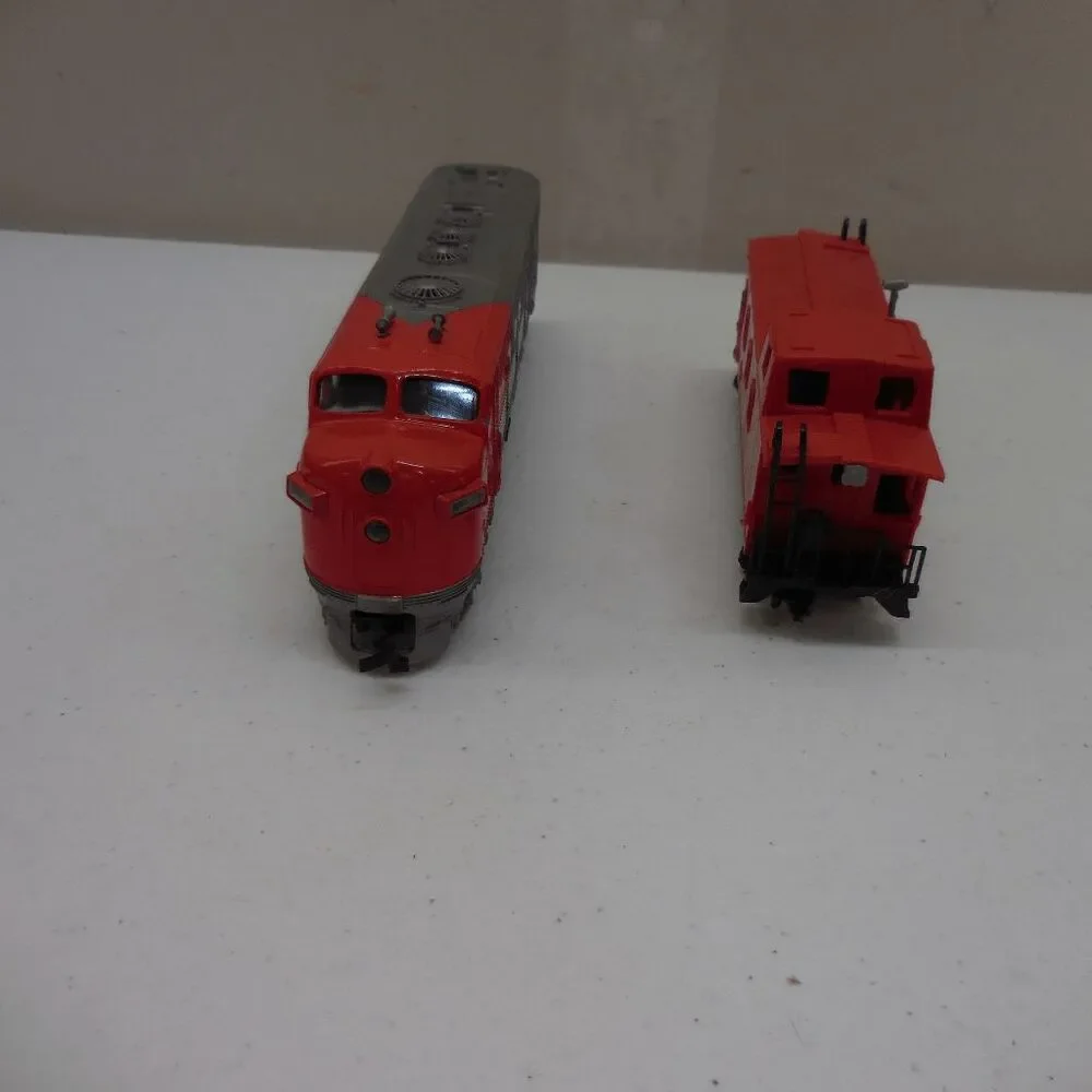 HO‎ Scale Bachman SANTA FE #307 Diesel Locomotive Engine & Caboose Model Train