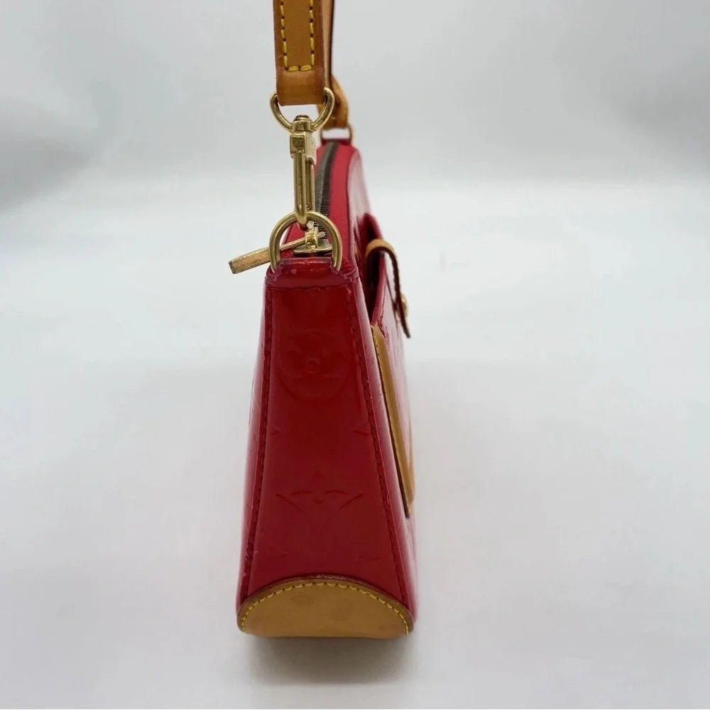 Auth Louis Vuitton Vernis Red Mallory Square Shoulder Bag