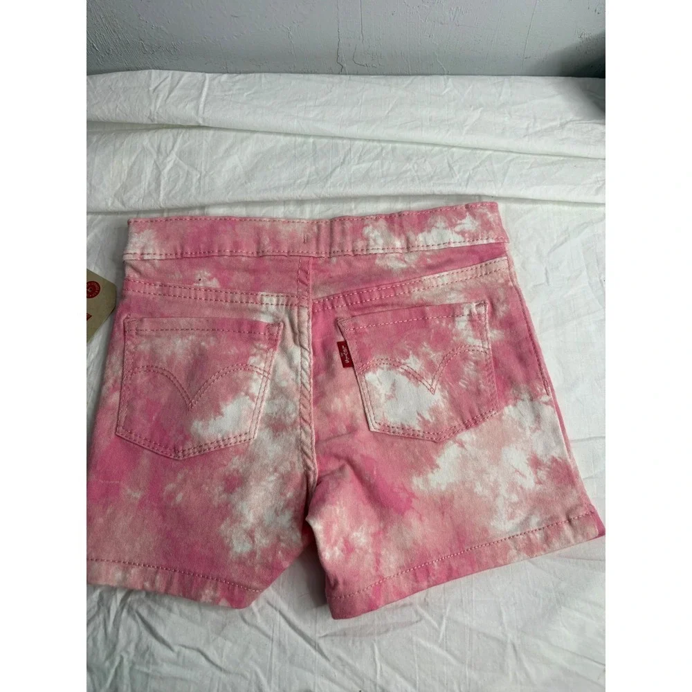 Levis brighten any