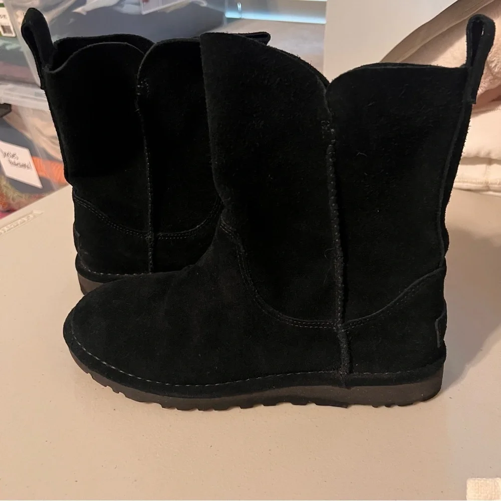 UGG