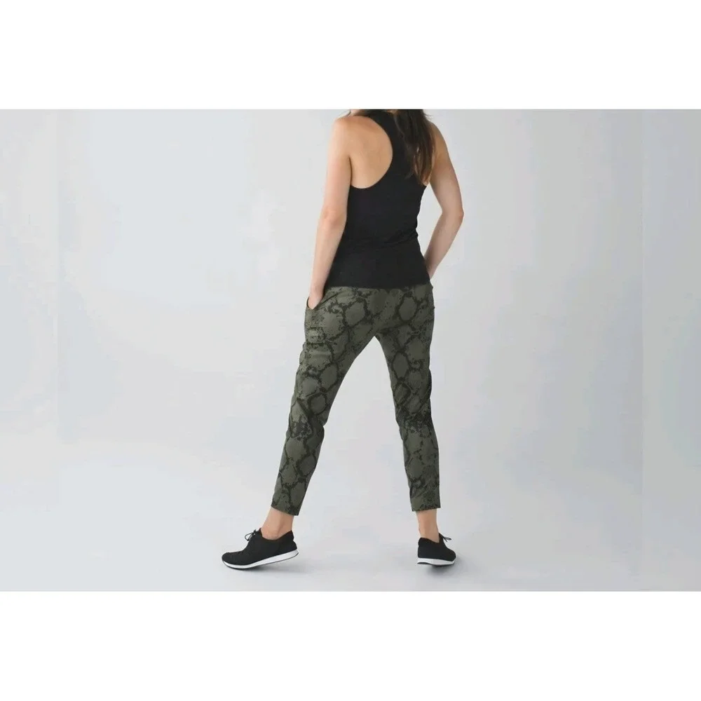 Lululemon Street To Studio Pant II 4 Green Snakeskin Pixelated Jogger Crop 7/8