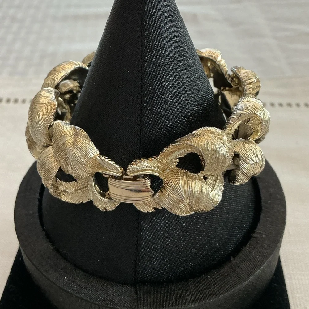 Lisner Vintage Gold Tone Plums Bracelet this chunky