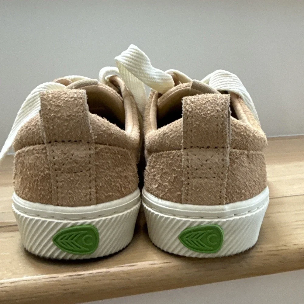 Cariuma beige suede