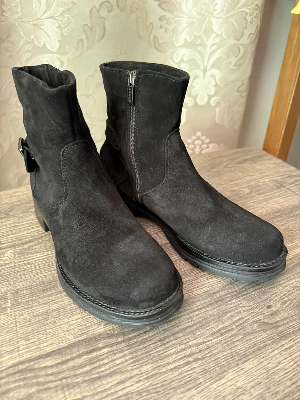 La CANADIENNE black suede