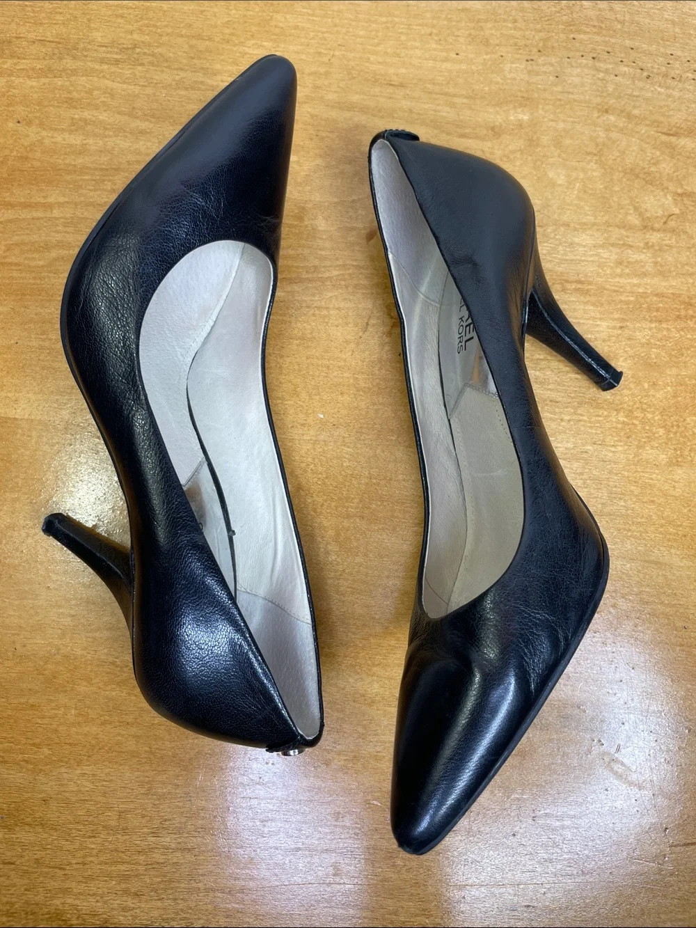 MICHAEL Michael Kors Black Pointed-Toe Leather Pumps with Kitten Heel. Size 7