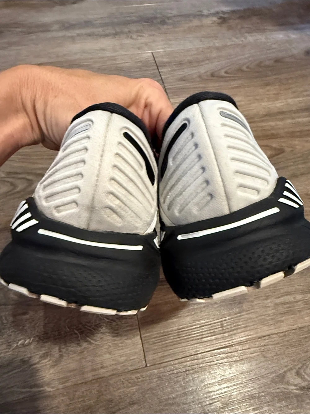 Brooks Adrenaline GTS 22 Shoes Womens Size 9 White Black Running Sneakers
