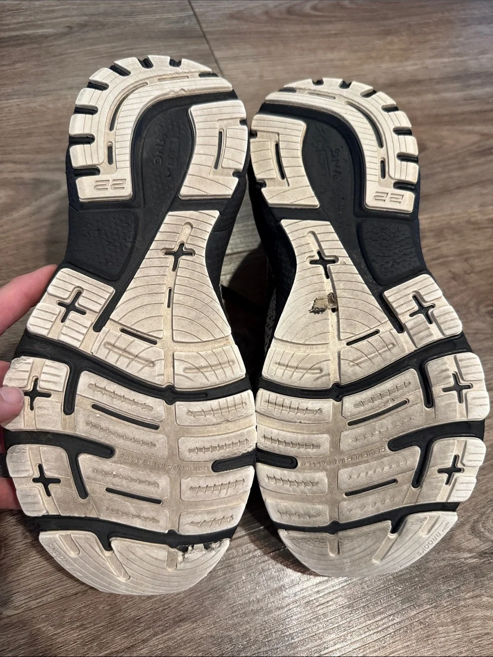 Brooks Adrenaline GTS 22 Shoes Womens Size 9 White Black Running Sneakers