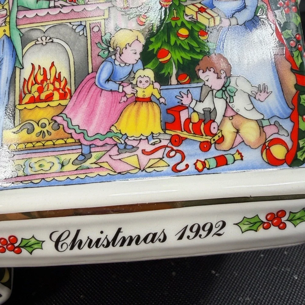 Sadler‎ Christmas Morning Teapot 1992 England Holiday Victorian Scene Gold Trim
