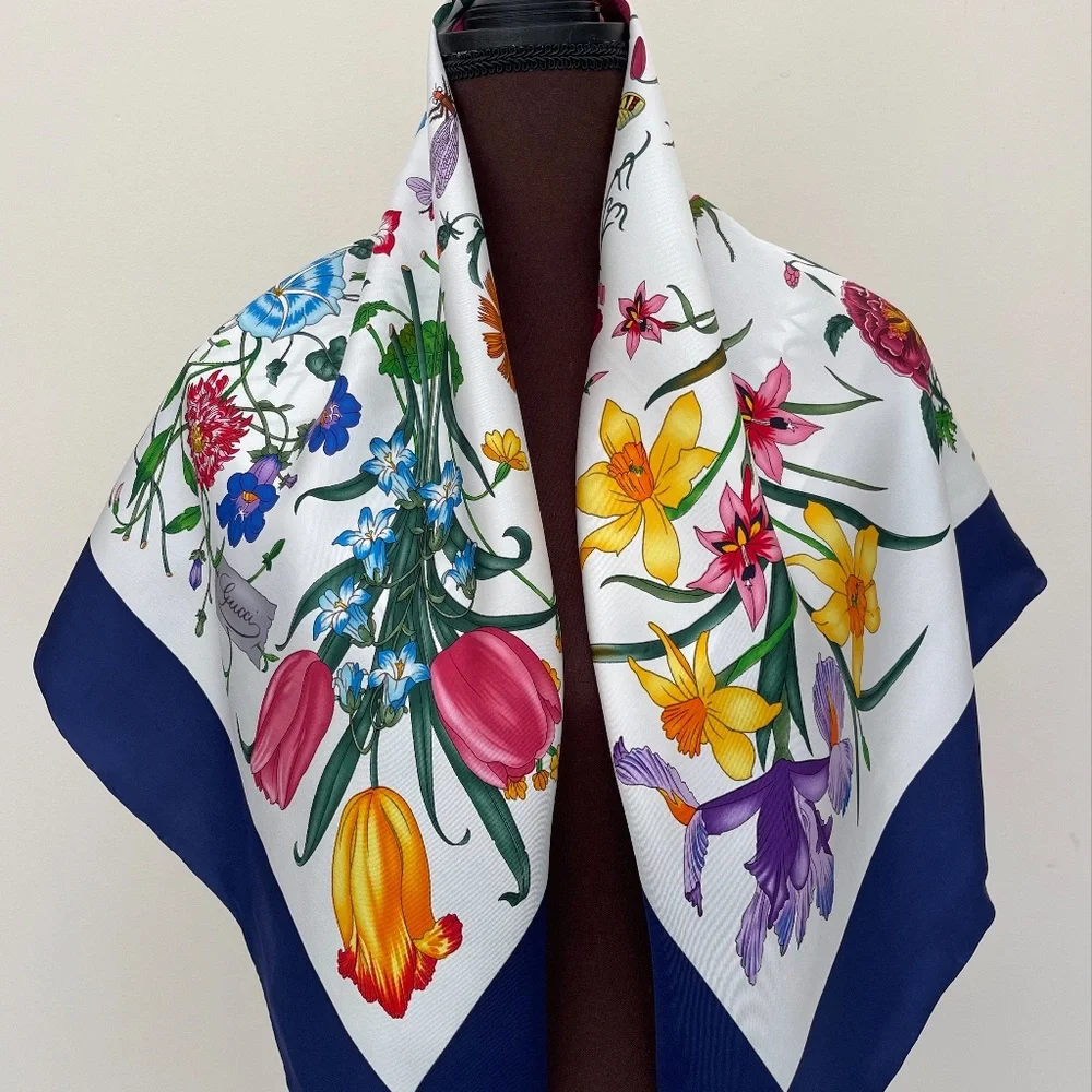 New Authentic Gucci Scarf Flora V. Accornero Floral White Blue Border Silk Wrap