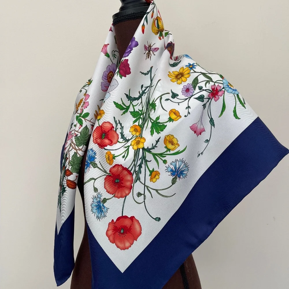 New Authentic Gucci Scarf Flora V. Accornero Floral White Blue Border Silk Wrap