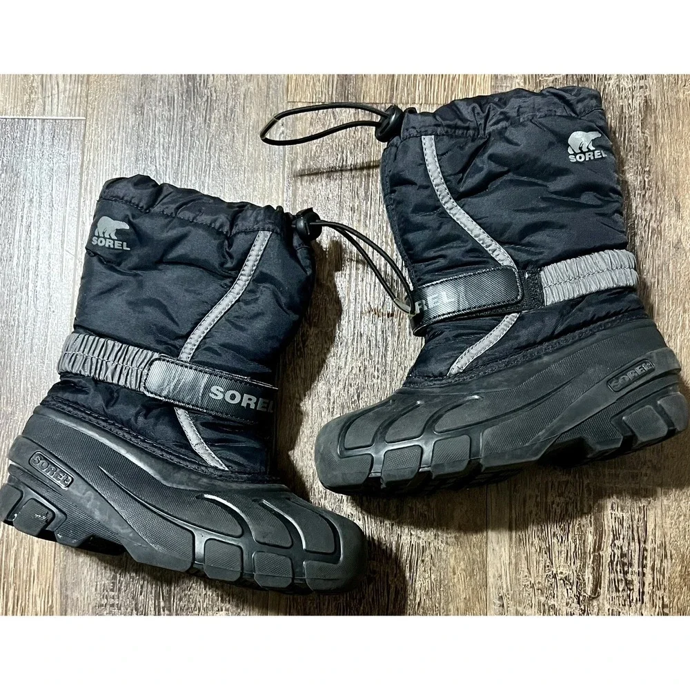 Sorel Flurry TP Insulated Snow Winter Boots NY1965-016 Black Grey Boys Size 1