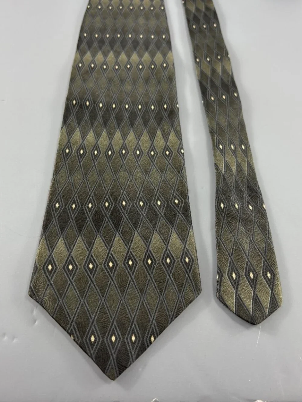 IV Front black geometric