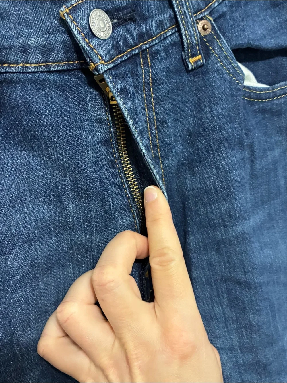 Levis slim leg
