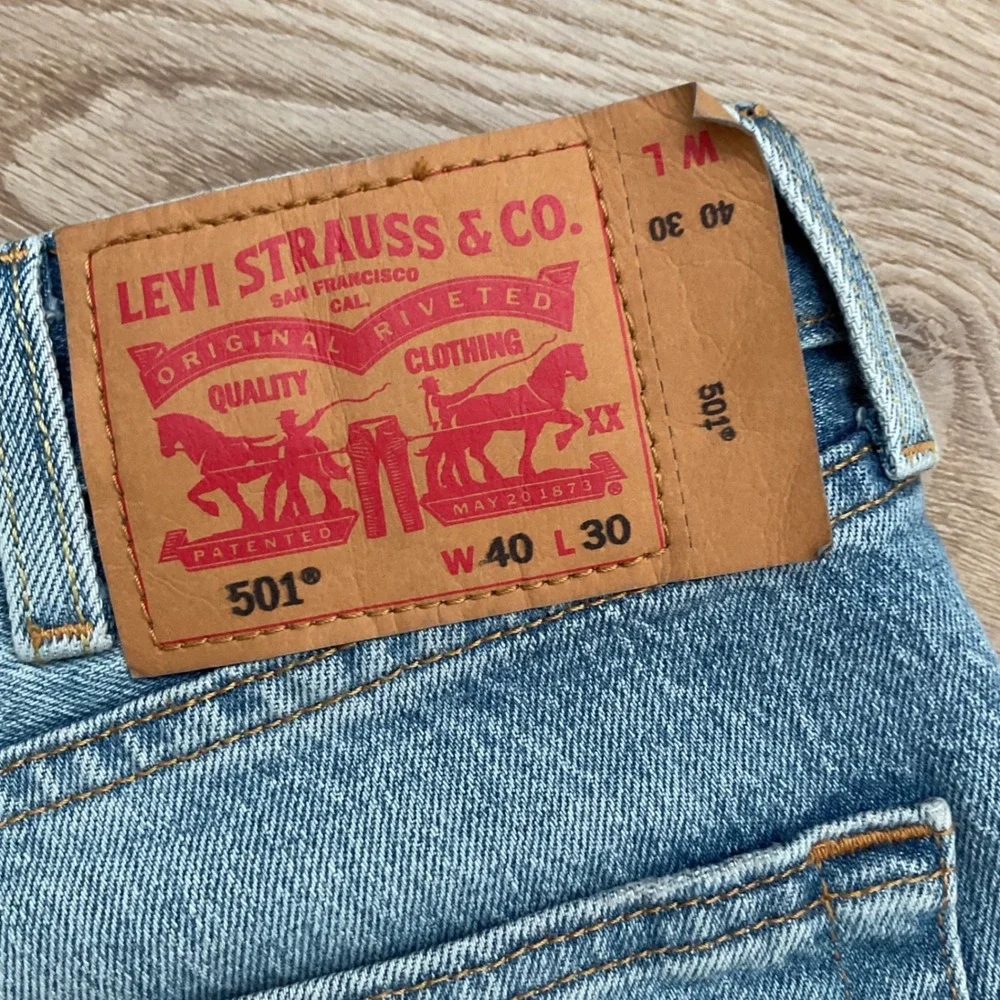 Levis 501 Original‎ Fit Light Wash Distressed Ripped Jeans Mens 40x30