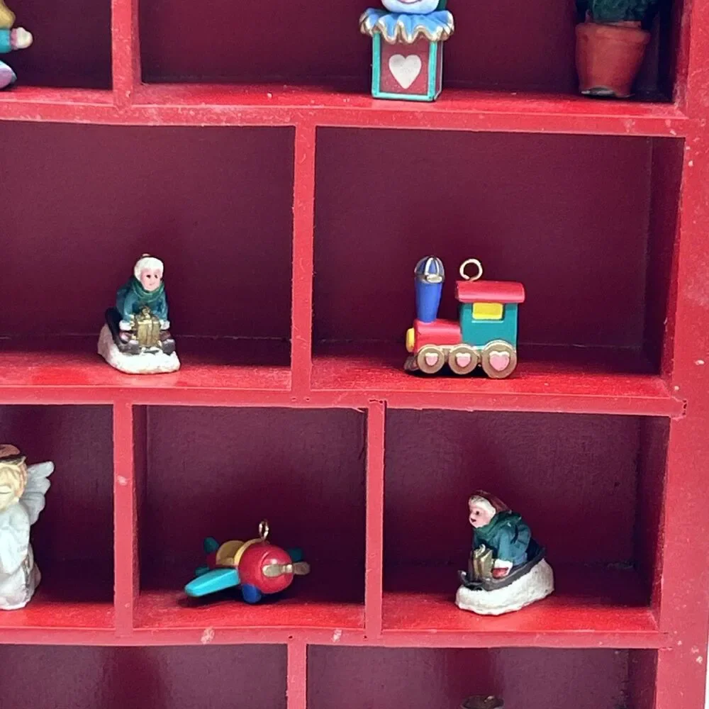 Vintage Enesco Santa Shadowbox Wall‎ Hanger With 20 Tiny Figurines