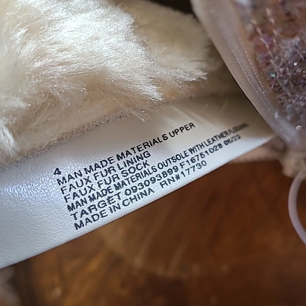New with tags! Cat & Jack Holland Girls 4 gold glitter winter boot faux fur