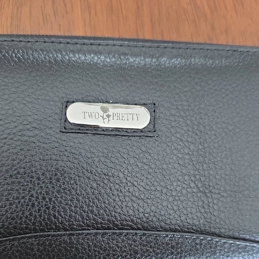 Two Pretty zipper sleek vibe