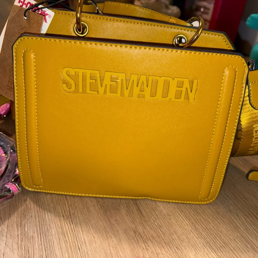Steve Madden reposhing this