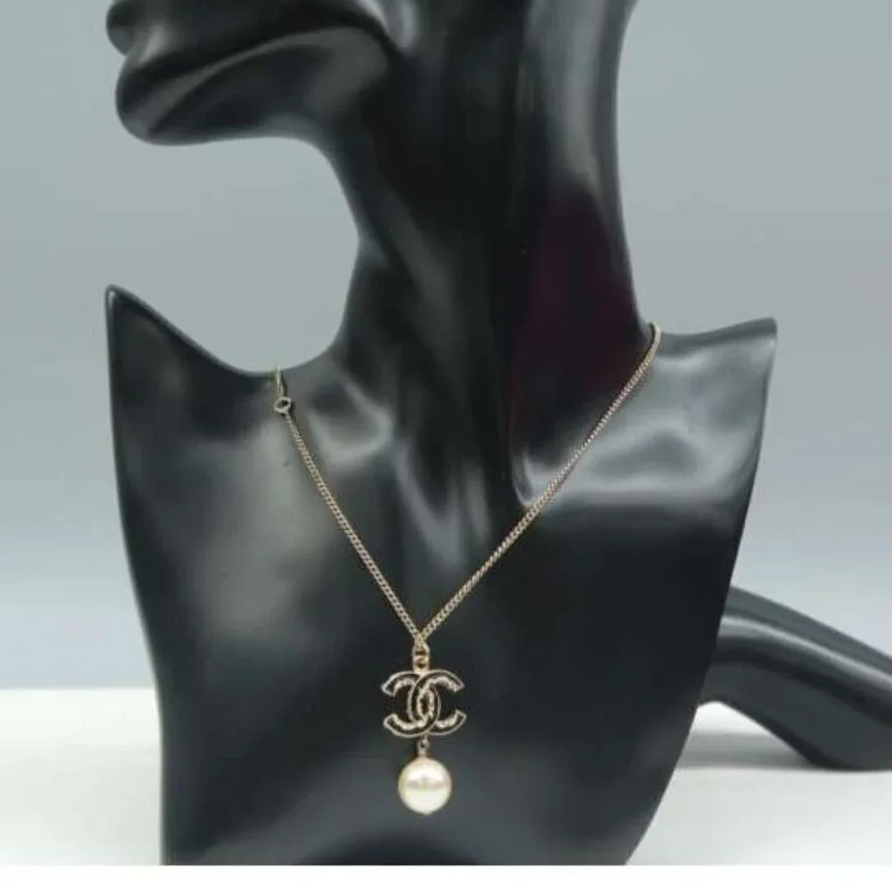 100% Authentic CHANEL Gold-Plated Pearls CC Shape Necklace