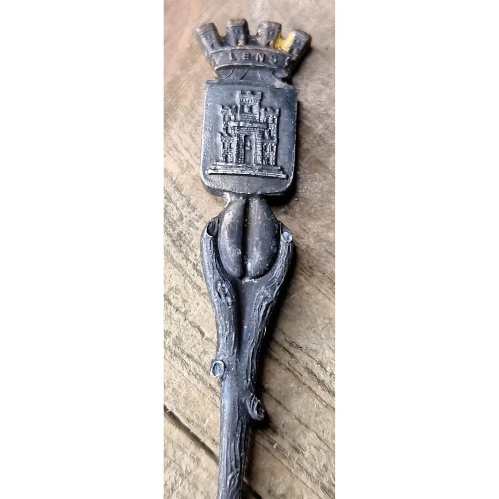 Unbranded vintage souvenir