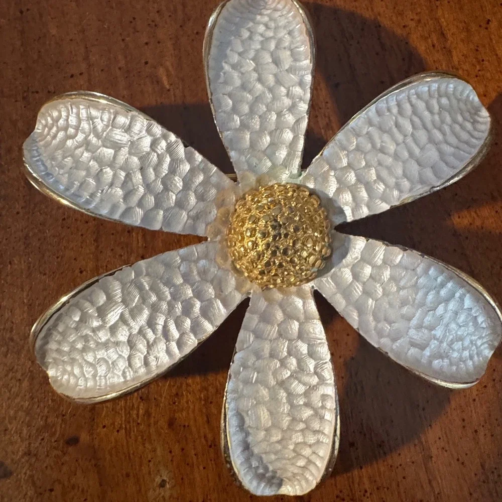 Park Lane Vintage White Enamel Daisy‎ Flower Brooch Gold Tone Textured 3 Inch