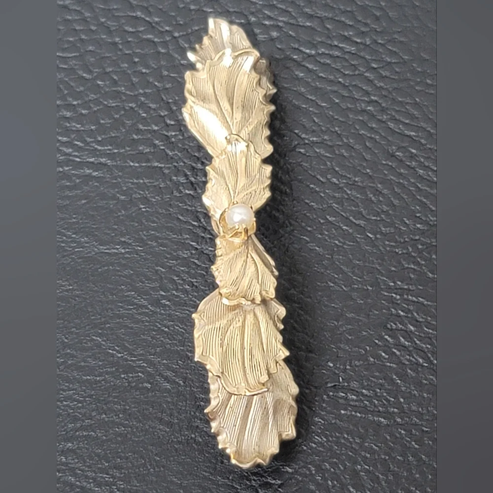 Estate elegant brooch