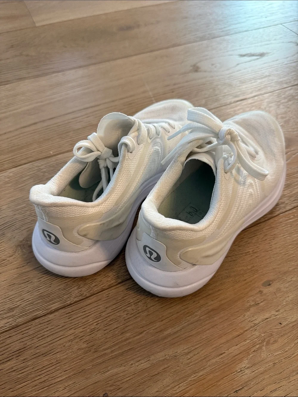 lululemon athletica women White Lace-Up Athletic Sneakers size 5.5