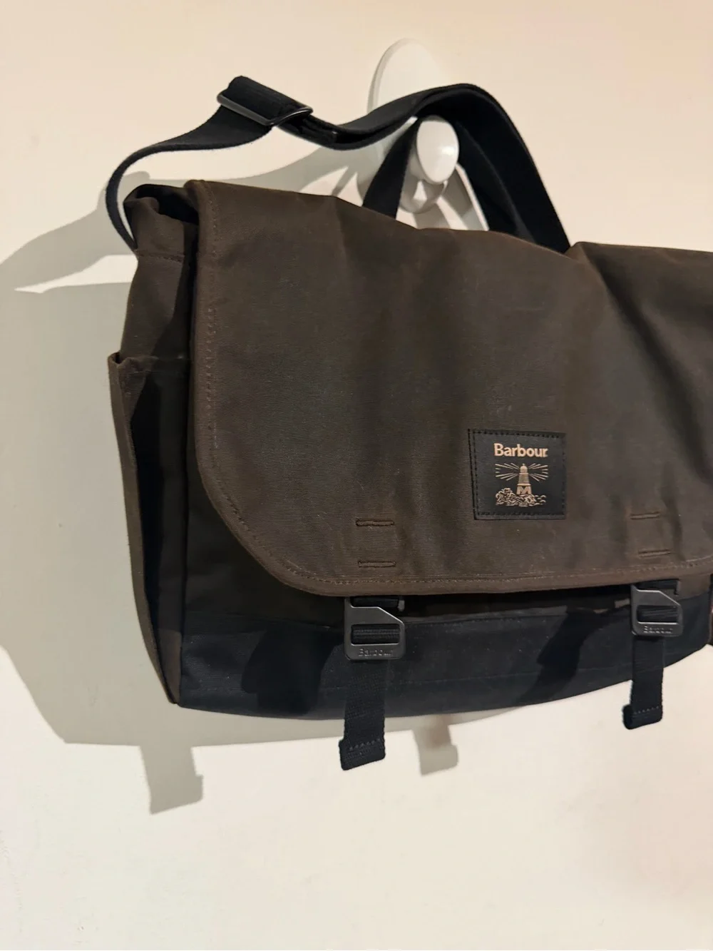 Barbour classic messenger