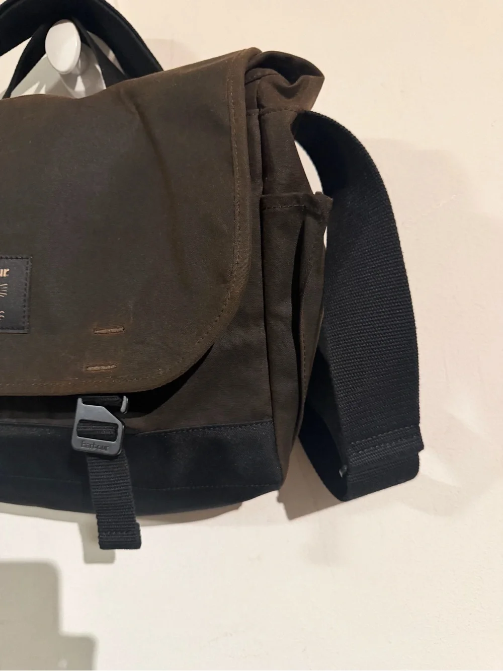 Barbour classic messenger