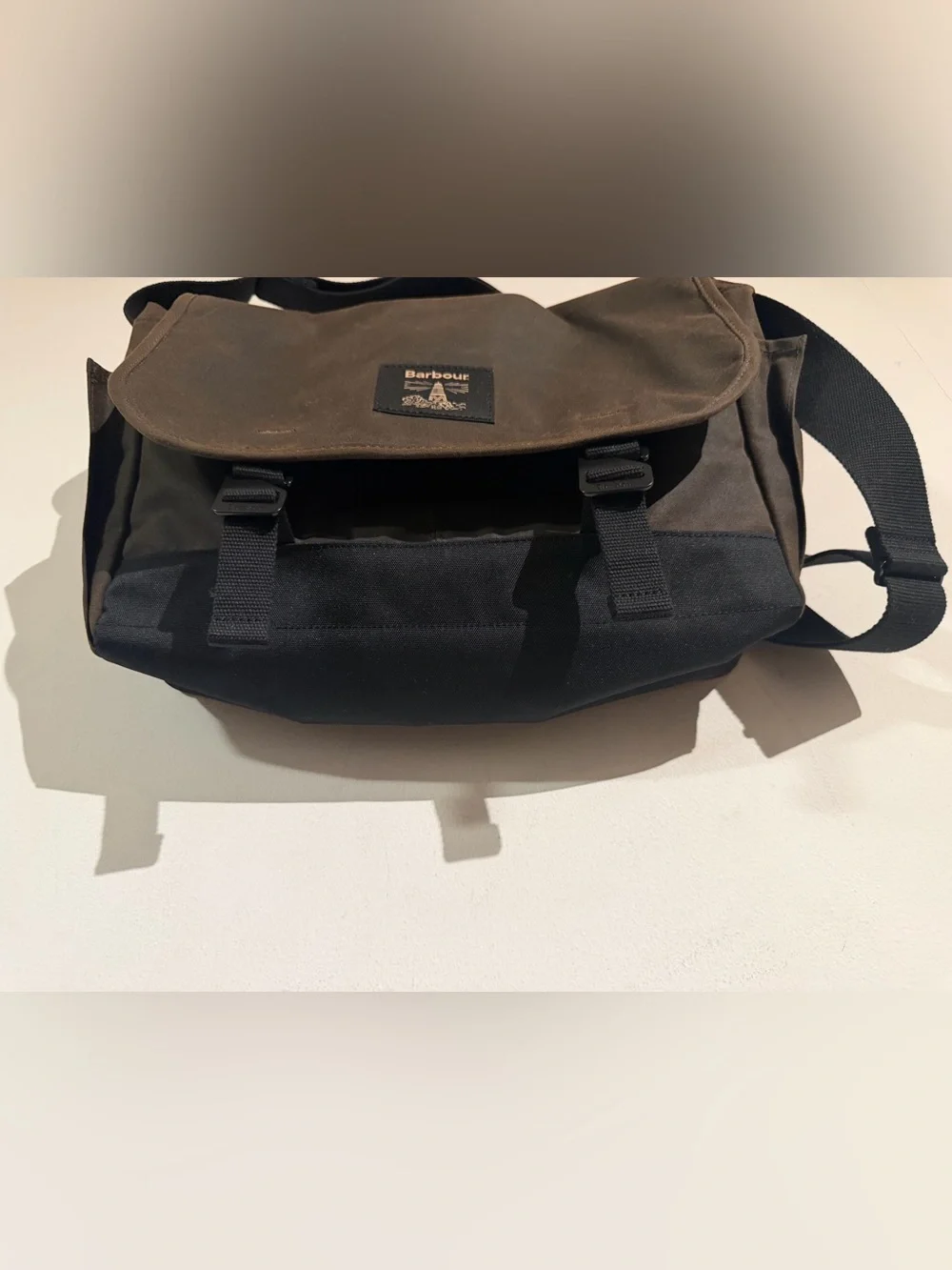 Barbour classic messenger