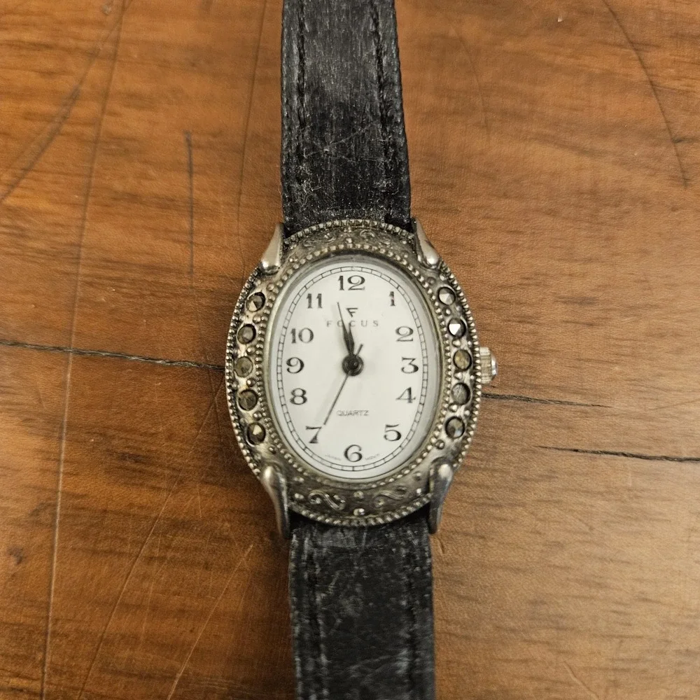 Focus‎ 344 Women's Silver Black Leather Quartz Watch Need New Battery Untested