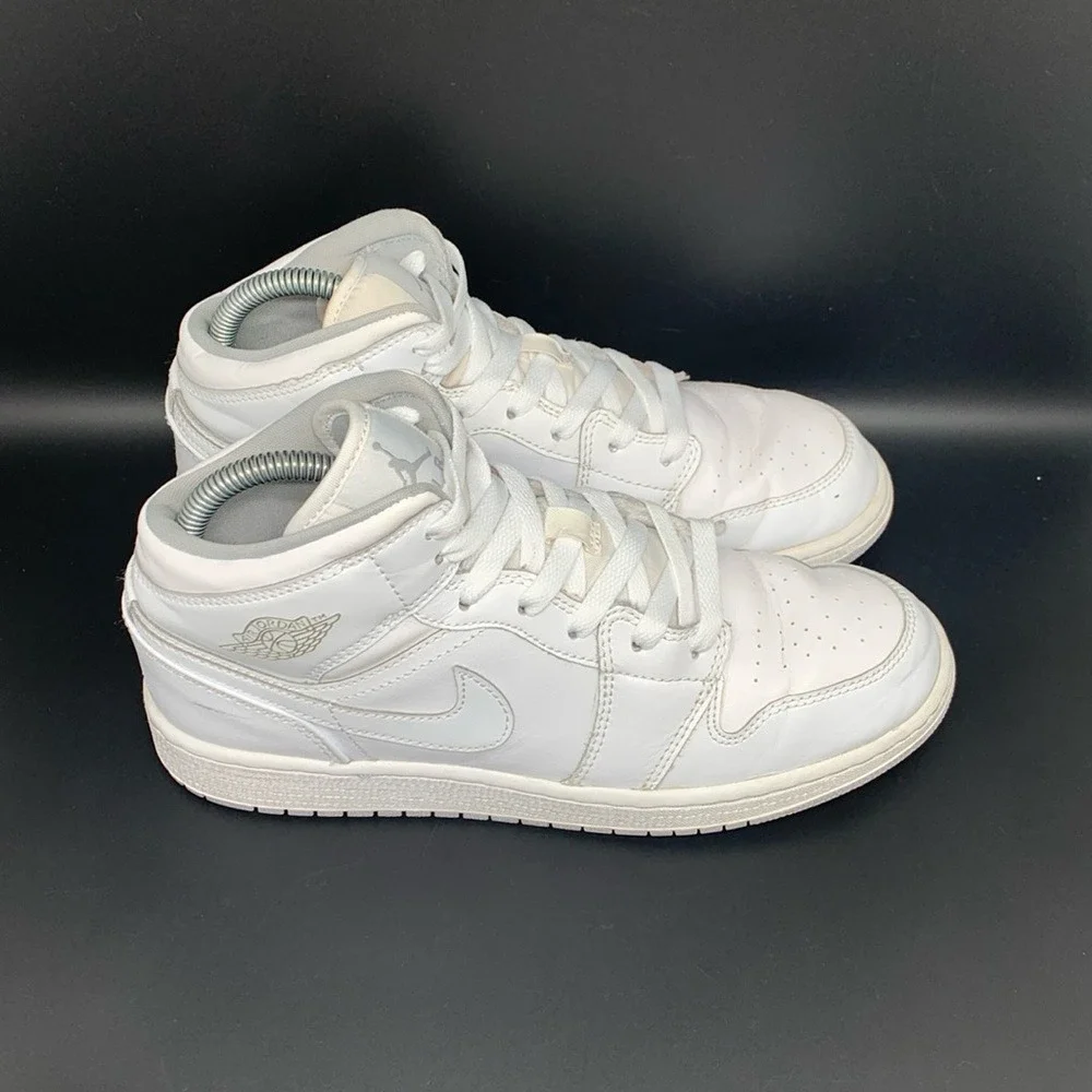 Jordan 1 Mid White Wolf Grey 554725-112 Men's‎ Sz 7 Women's Sz 8.5