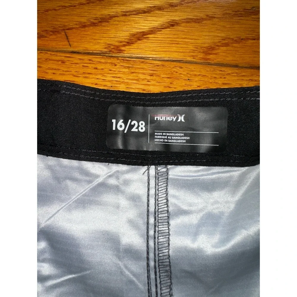 NWOT Hurley Boys' Shoreline Board Shorts Color: black & grey  Retail 38$ Size 16
