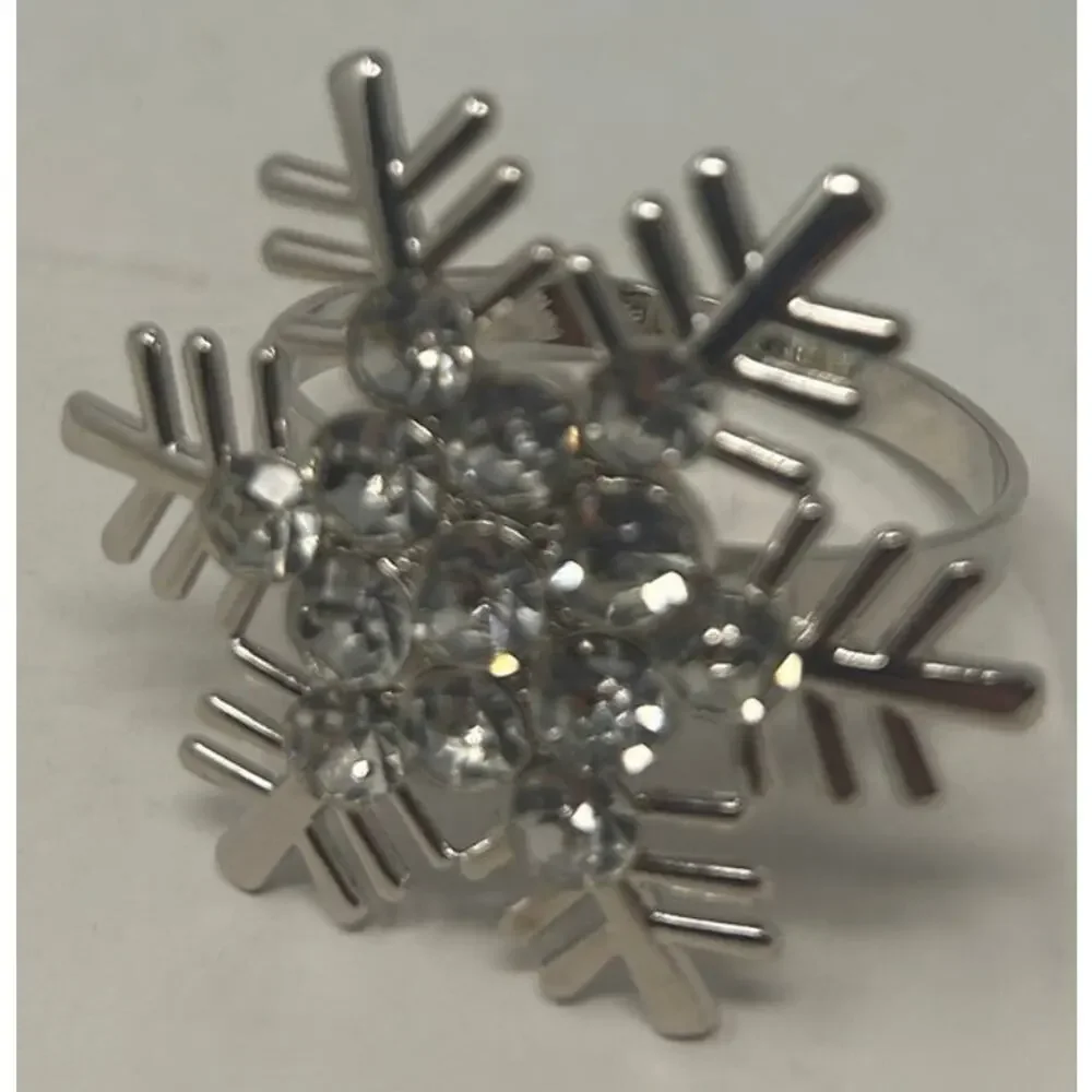 None and/or Unknown snowflake holder metal