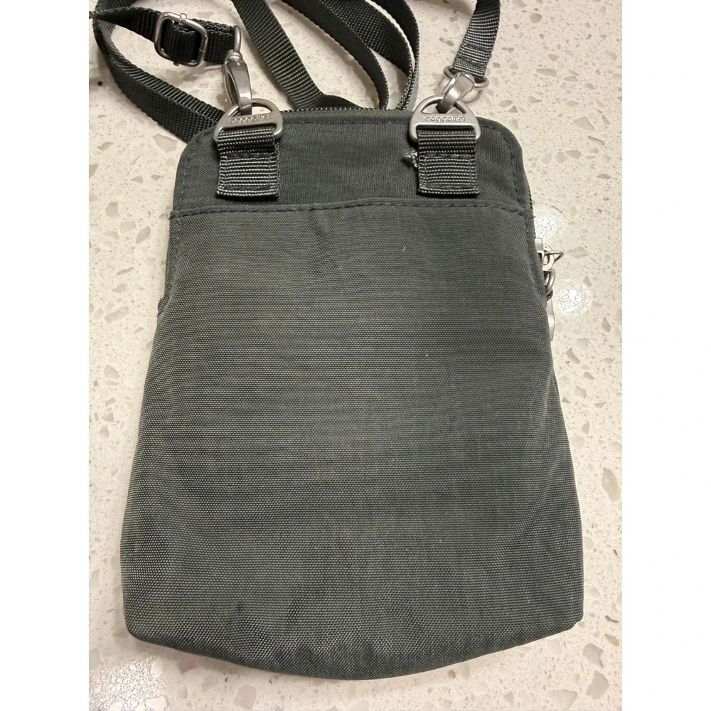 Baggallini or zip