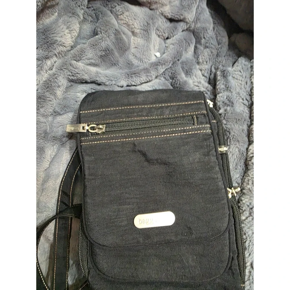 Baggallini Black Nylon Crossbody Travel Bag Multi Pocket Organizer Messenger