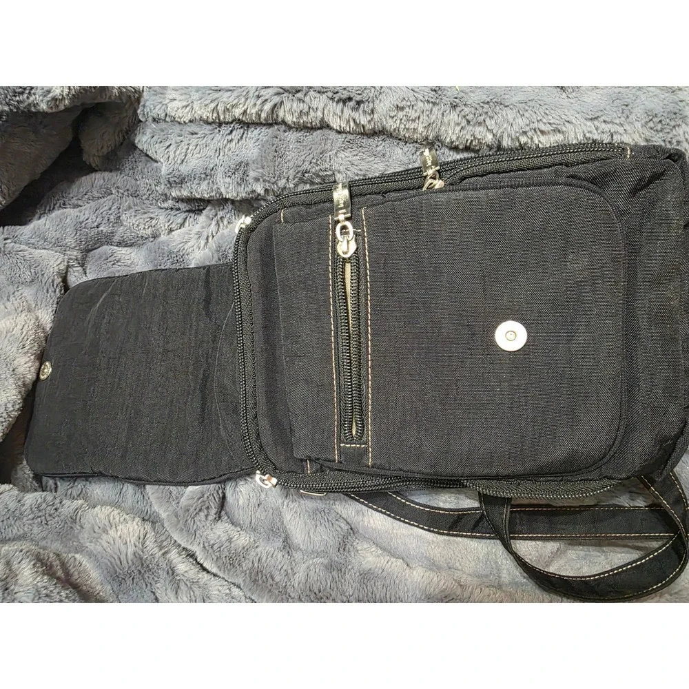 Baggallini Black Nylon Crossbody Travel Bag Multi Pocket Organizer Messenger