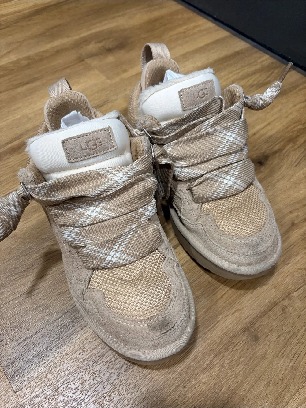UGG Women Lowmel sneakers size 7