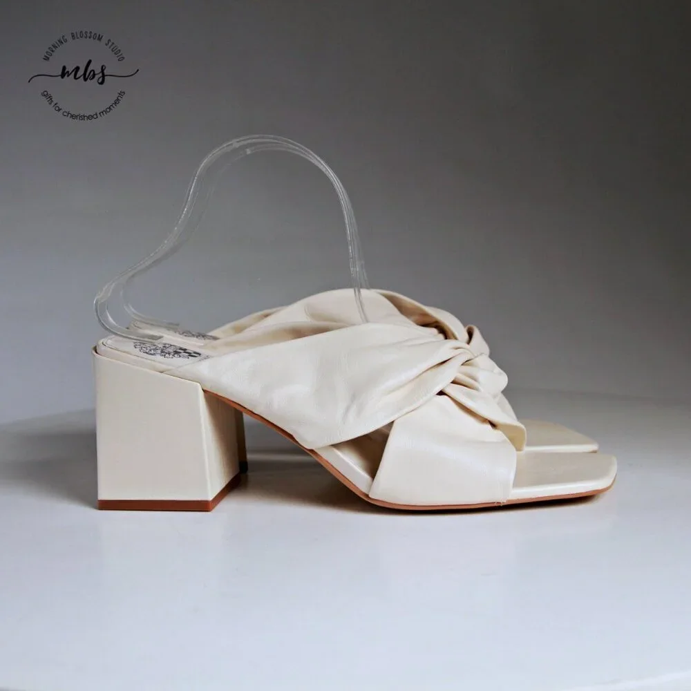 NWT Vince Camuto Jenabie‎ Leather Block Heel Sandals Cream Women 11