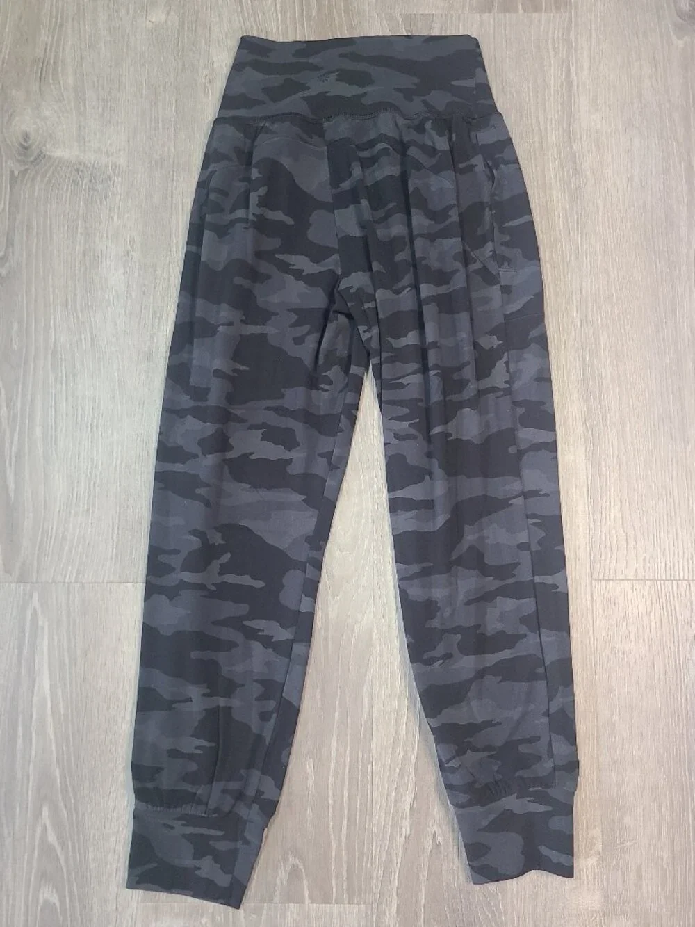 Athleta Salutation Camo Joggers Black Grey Camouflage - Size SP Small Petite