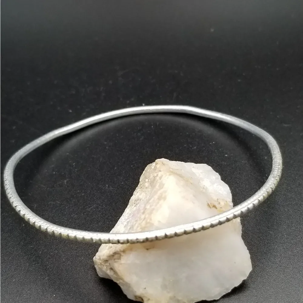 Scale bracelet bangle. B707