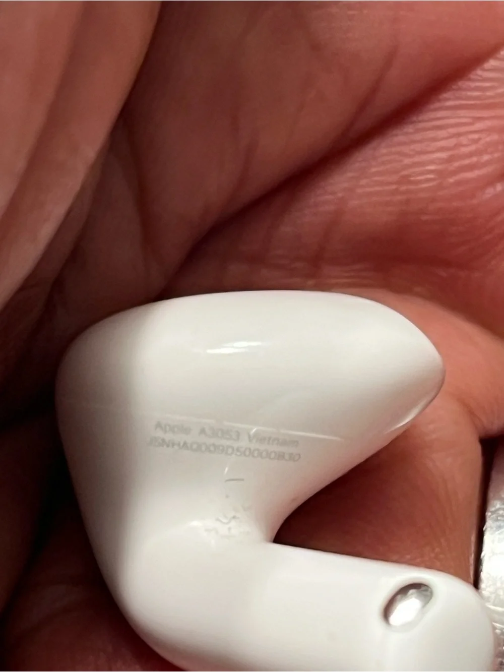 Apple includes airpods