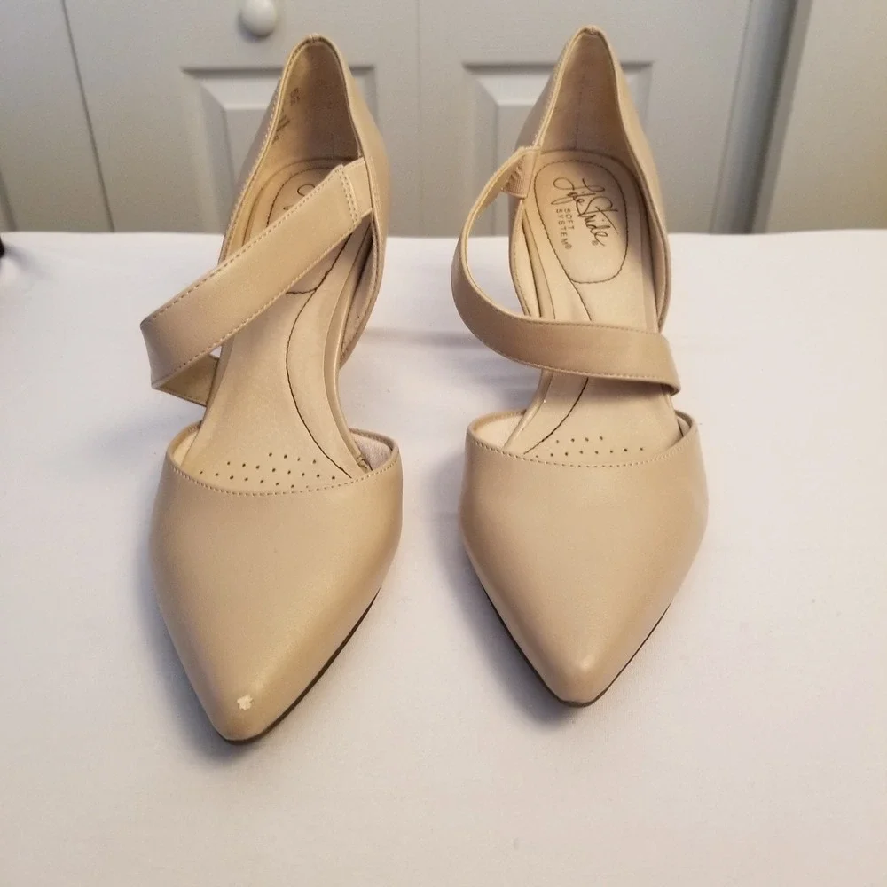 LifeStride Soft System Nude Beige Asymmetrical Strap Pointed Toe Pumps Size 7.5M