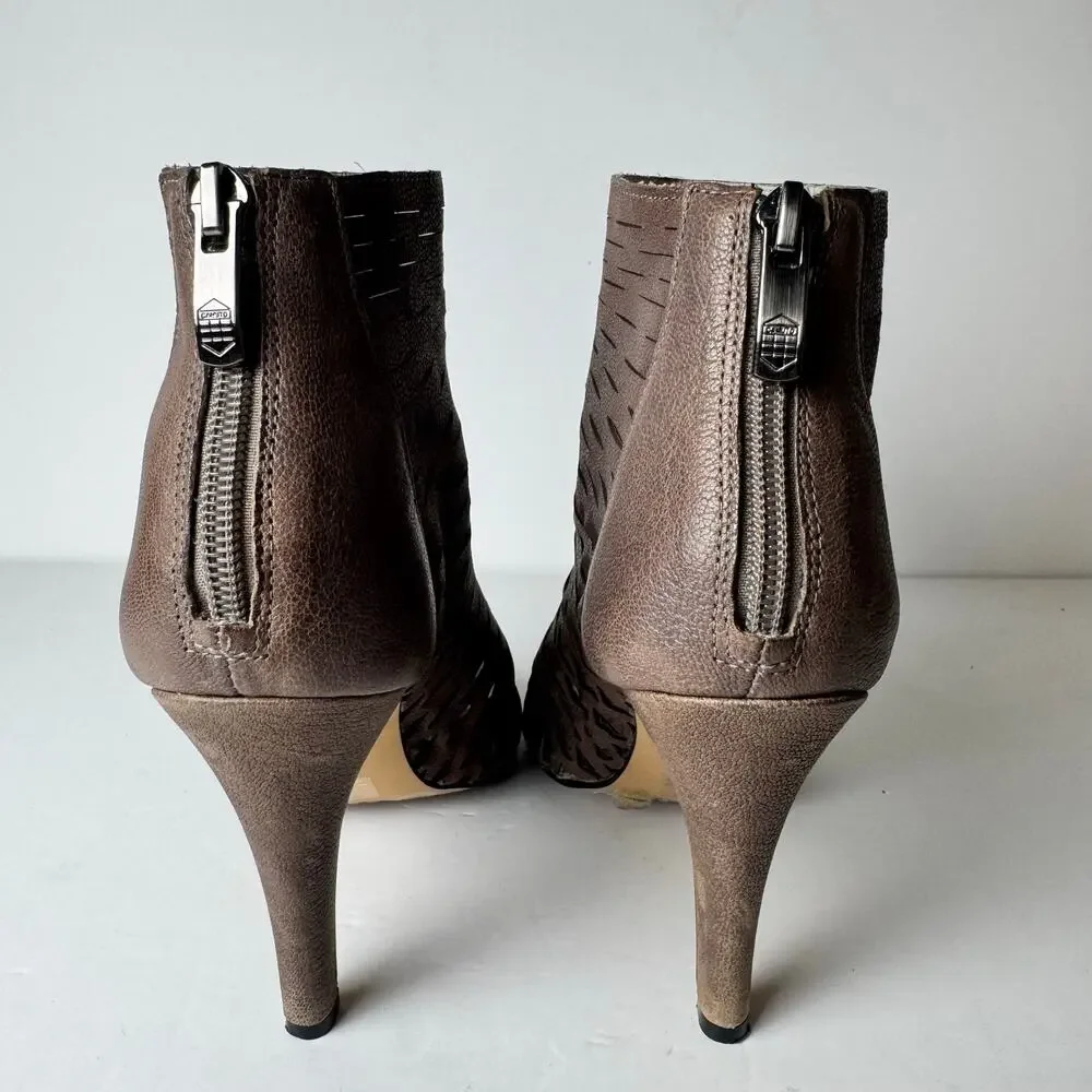 Vince Camuto make statement