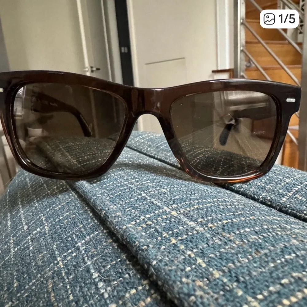 Oliver Peoples versatile provide