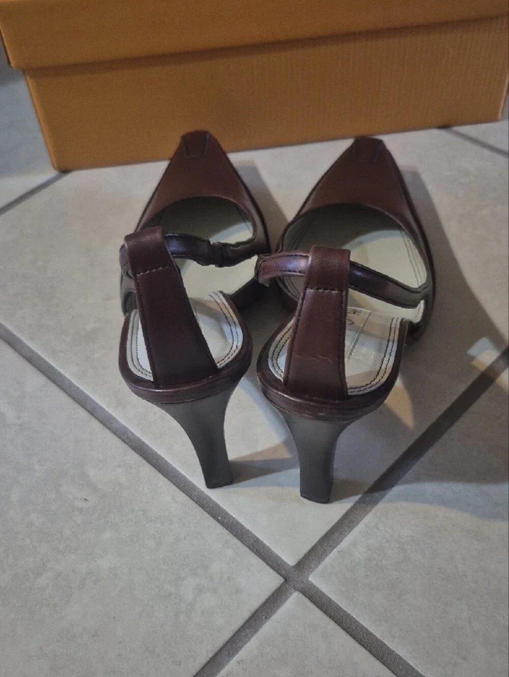 Unisa sleek slingback