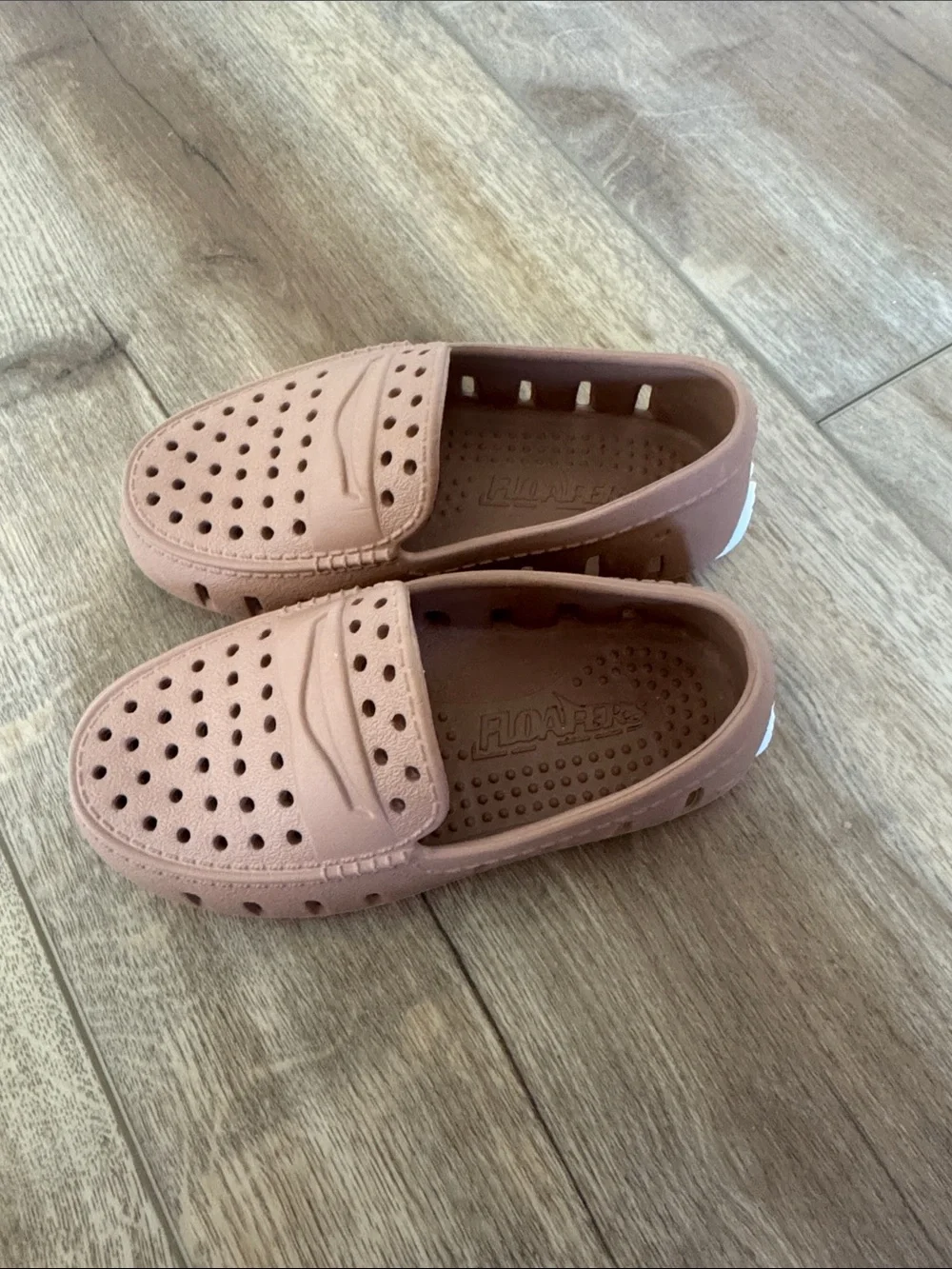Floafers croc material